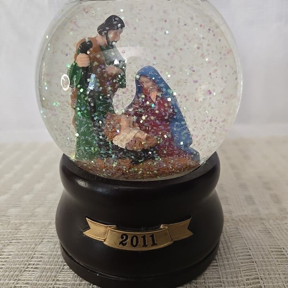 Threshold 2011 Nativity Scene Snow Globe Musical "Joy to the World" - Picture 7 of 9